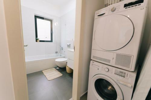 Mr Ezra -luxury 3br Apartment With Balcony, On The Beach