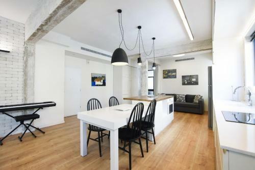 Apartamento Industrial Chic 2br In Dizengoff 35 By Holyguest