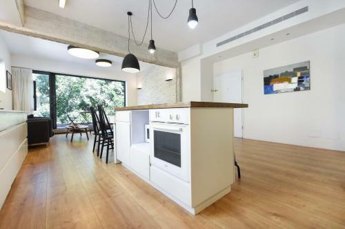 Apartamento Industrial Chic 2br In Dizengoff 35 By Holyguest