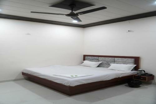 Oyo 79012 Hotel Rm Plaza