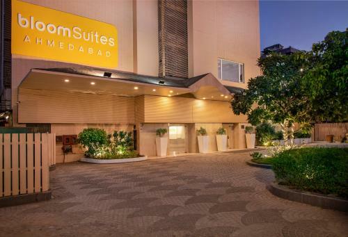Hotel Bloomsuites L Ahmedabad