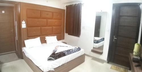 Hotel R. G Palace (Ram Ganga Palace)