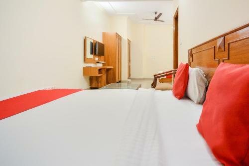 Oyo 70316 Hotel Jay Vee Continental