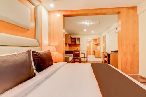 Oyo 79535 Collection O The Mayer Hotel