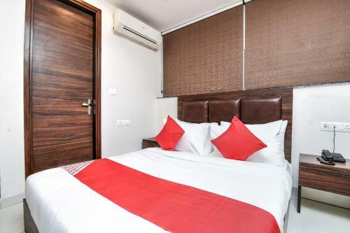 Oyo 77158 Hotel Swastik Palace