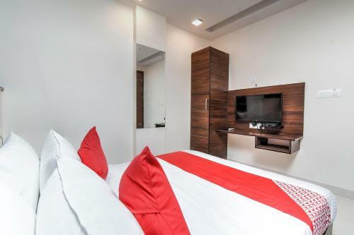 Oyo 77158 Hotel Swastik Palace