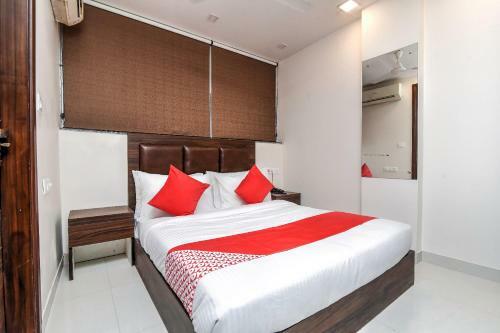 Oyo 77158 Hotel Swastik Palace