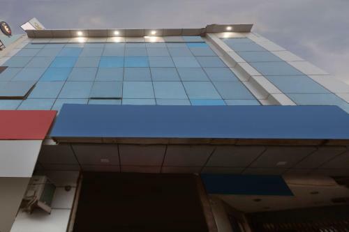 Oyo 77158 Hotel Swastik Palace