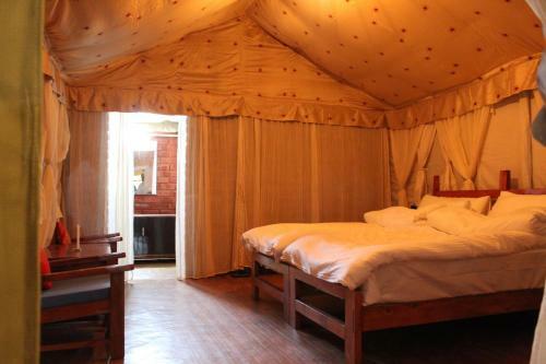 Camp Kasbah, Bir