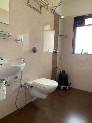 Hostal Comfortable & Relaxing Stay In Bandra East