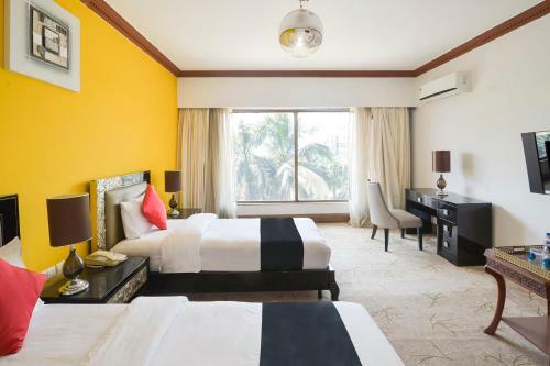 Capital O 29124 Royal Palms Hotel