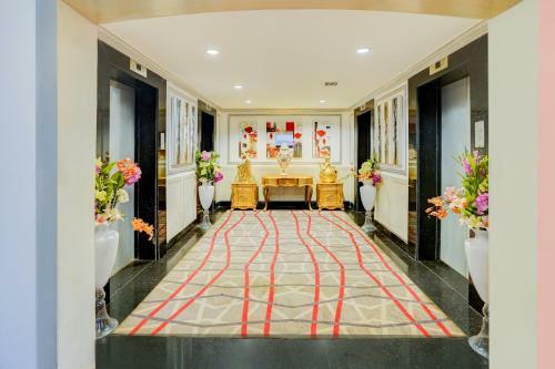Capital O 29124 Royal Palms Hotel