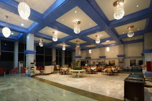 Capital O 29124 Royal Palms Hotel