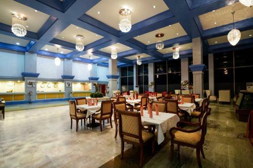 Capital O 29124 Royal Palms Hotel