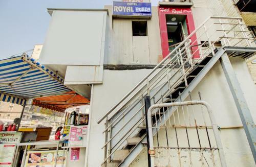 Oyo 77255 Hotel Royal Plaza