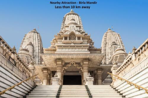 Hotel Oyo 77707 Pink Palace