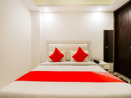 Oyo 76135 Hotel Silver Estate