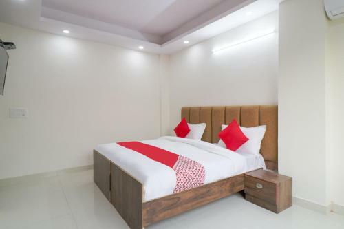 Hotel Oyo 75809 Sharma Residency