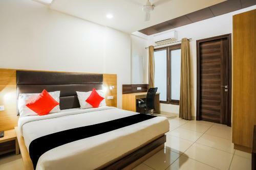 Capital O 71384 Hotel Jmk