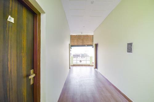 Hotel Oyo 74203 Sbs Royal Stays