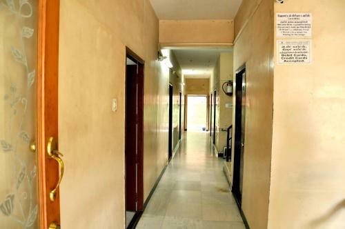 Lodge Hotel Priya Towers