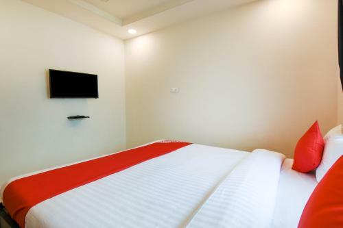 Hotel Oyo 47606 White House Regency