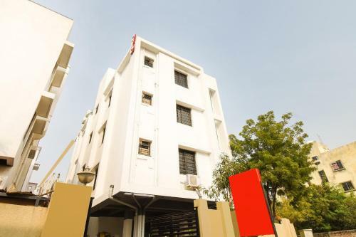 Hotel Oyo 47606 White House Regency