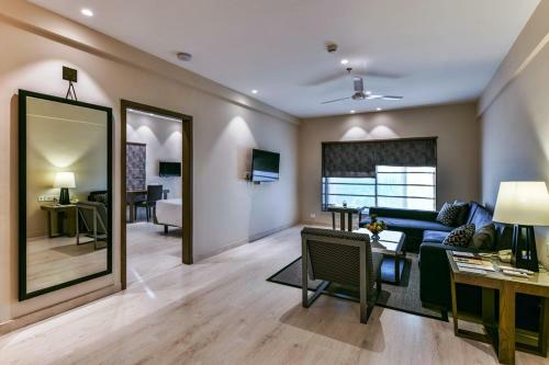 Hotel Sun-n-sand Suites, Shirdi
