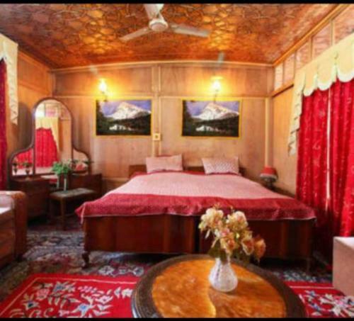 Houseboat Ghulam Khuroo Taj Palace