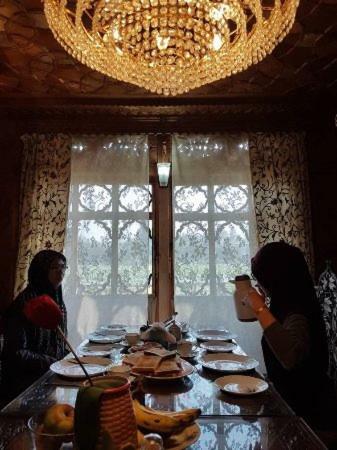 Houseboat Ghulam Khuroo Taj Palace