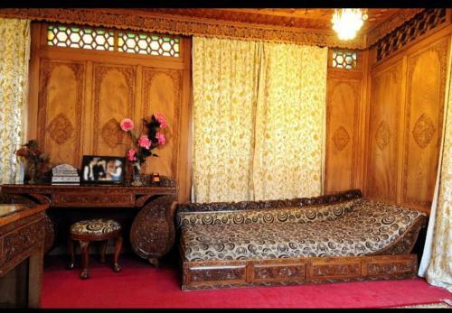 Yadgaar Houseboats