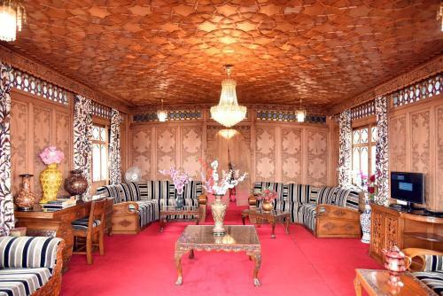 Yadgaar Houseboats