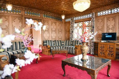 Yadgaar Houseboats