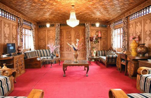 Yadgaar Houseboats