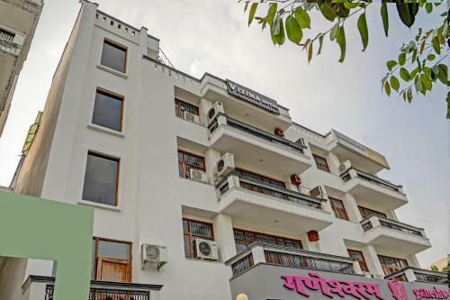 Hotel Capital O 76927 Noida Stay 45