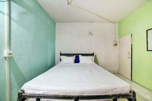Hostal Oyo 79573 The Royal Inn