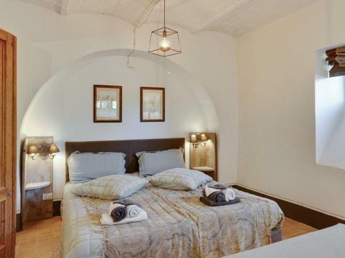 Secluded Apartment In Anghiari With Swimming Pool