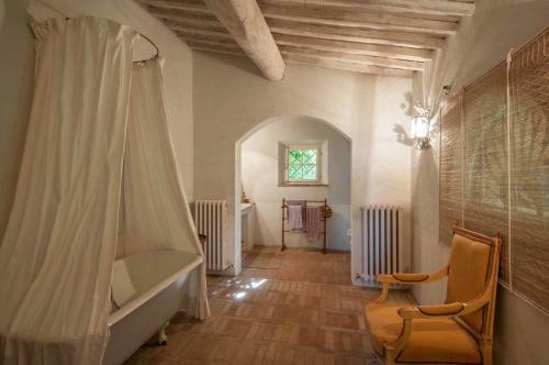 Argiano Villa Sleeps 16 Wifi