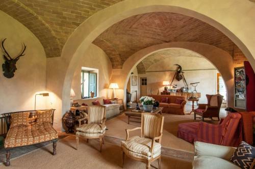 Argiano Villa Sleeps 16 Wifi