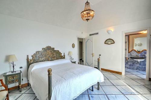 Arienzo Villa Sleeps 12 With Pool And Air Con