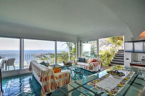 Arienzo Villa Sleeps 12 With Pool And Air Con