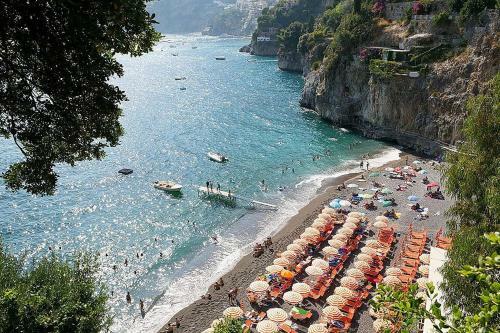 Arienzo Villa Sleeps 12 With Pool And Air Con