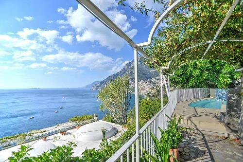 Arienzo Villa Sleeps 12 With Pool And Air Con