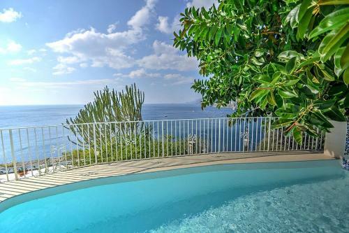 Arienzo Villa Sleeps 12 With Pool And Air Con