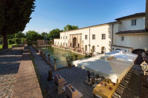 Badia Cantignano Chateau Sleeps 24 With Pool And Air Con