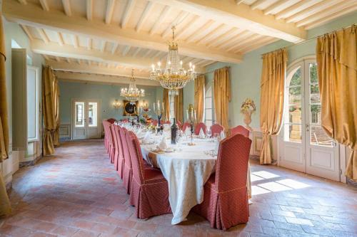 Badia Cantignano Chateau Sleeps 24 With Pool And Air Con