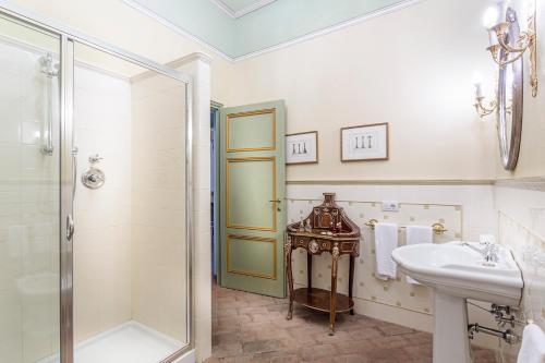 Badia Cantignano Villa Sleeps 22 With Pool And Air Con