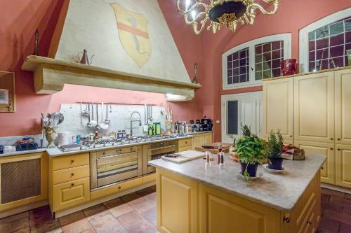 Badia Cantignano Villa Sleeps 22 With Pool And Air Con