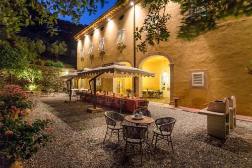 Badia Cantignano Villa Sleeps 22 With Pool And Air Con