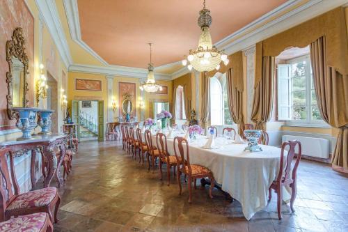 Badia Cantignano Villa Sleeps 22 With Pool And Air Con